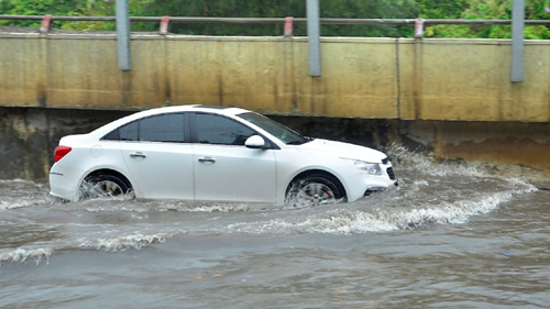 Thủy kích xe ô tô là gì? Cách xử lý và lưu ý cần tránh khi đi qua vùng ngập nước